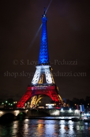 La Tour Eiffel, tel un phare tricolore, Paris