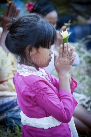 Fillette hindouiste en prière, Bali