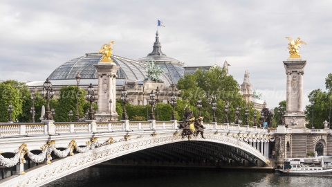 Le pont Alexandre III, devant le Grand Palais