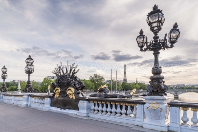 Le pont Alexandre III, devant la Tour Eiffel