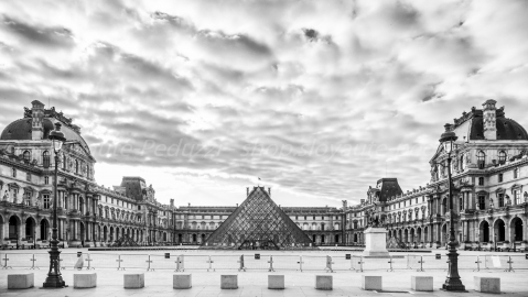 La cour Napoléon du Louvre confinée