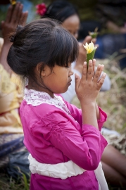 Série Bali - Fillette hindouiste en prière